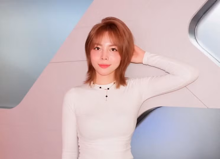 "Hot girl bắn súng" rất yêu thích thời trang và có phong cách gợi cảm.