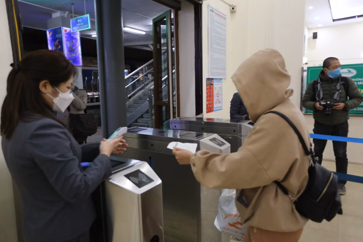 Các hành khách đi tàu đều tuân thủ nghiêm quy định 5K của Bộ Y tế về việc di chuyển nội địa trước khi lên tàu.