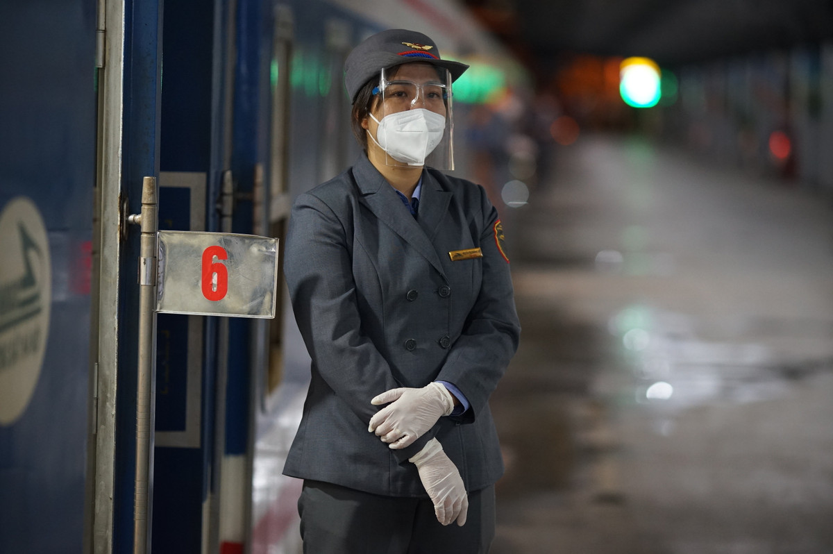 Chia sẻ với PV, trưởng tàu SE1: "Năm nay, chúng tôi cũng đã có sự chuẩn bị để đón giao thừa trên tàu. Nhưng bên cạnh đó, chúng tôi đảm bảo công tác phòng chống dịch để hành khách được về quê đón một cái Tết an lành, hạnh phúc".