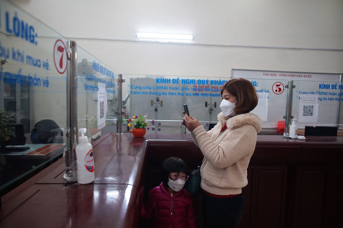 Trong đêm giao thừa Tết Nhâm Dần, hơn 20 hành khách đã tới ga Ga Hà Nội rời Thủ đô về quê ăn Tết.