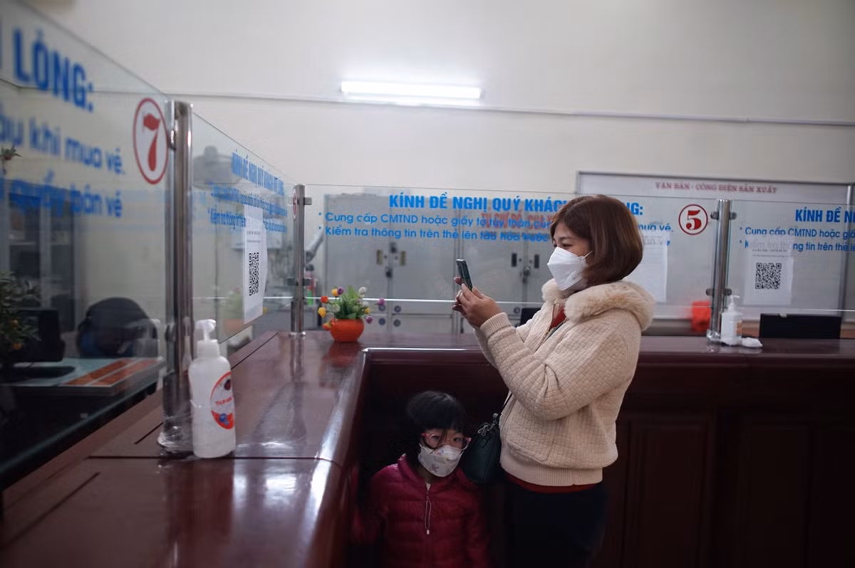 Trong đêm giao thừa Tết Nhâm Dần, hơn 20 hành khách đã tới ga Ga Hà Nội rời Thủ đô về quê ăn Tết.