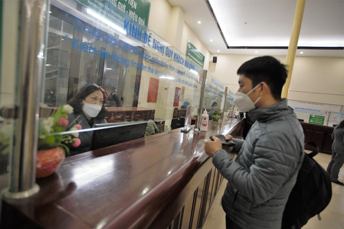 Chuyến tàu muộn nối từ Hà Nội đi các tỉnh khá trống vắng chỗ ngồi.