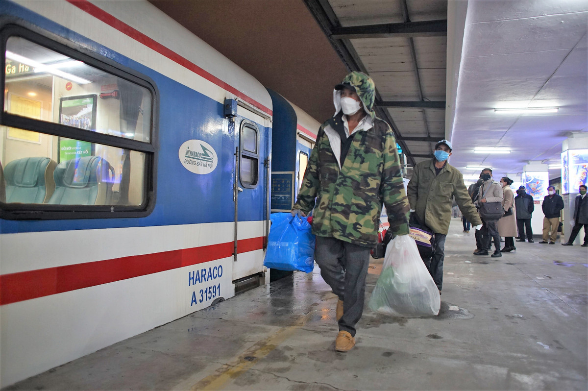 Những vị khách cuối cùng lên tàu.