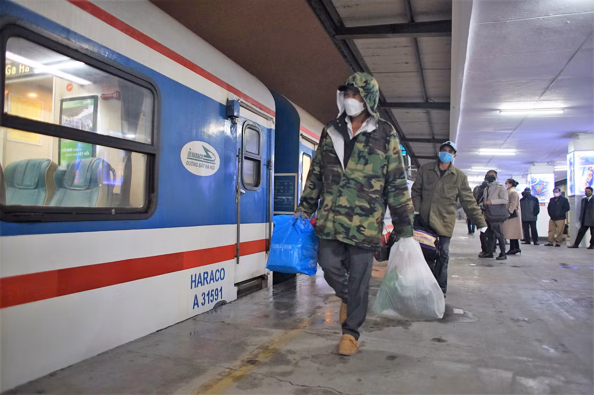 Những vị khách cuối cùng lên tàu.