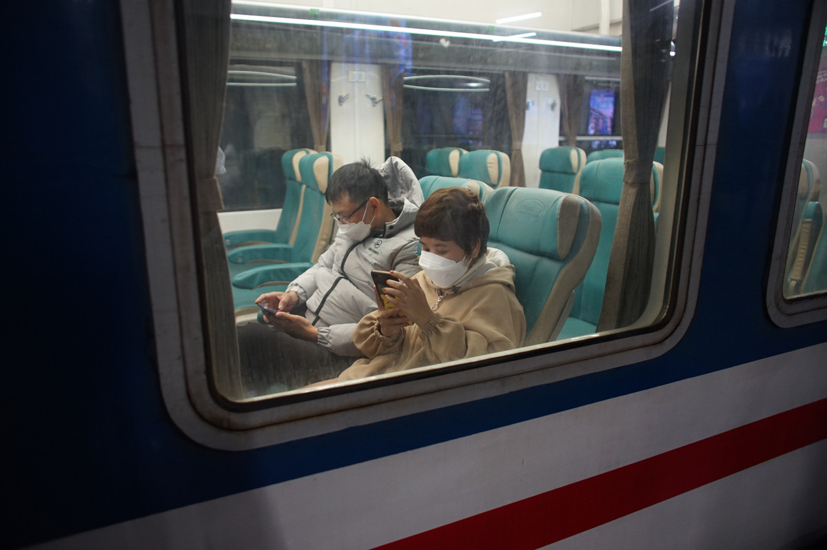 Dù ngồi trên tàu nhưng các vị khách của chuyến tàu giữa năm cũ và năm mới vẫn tuân thủ việc đeo khẩu trang.