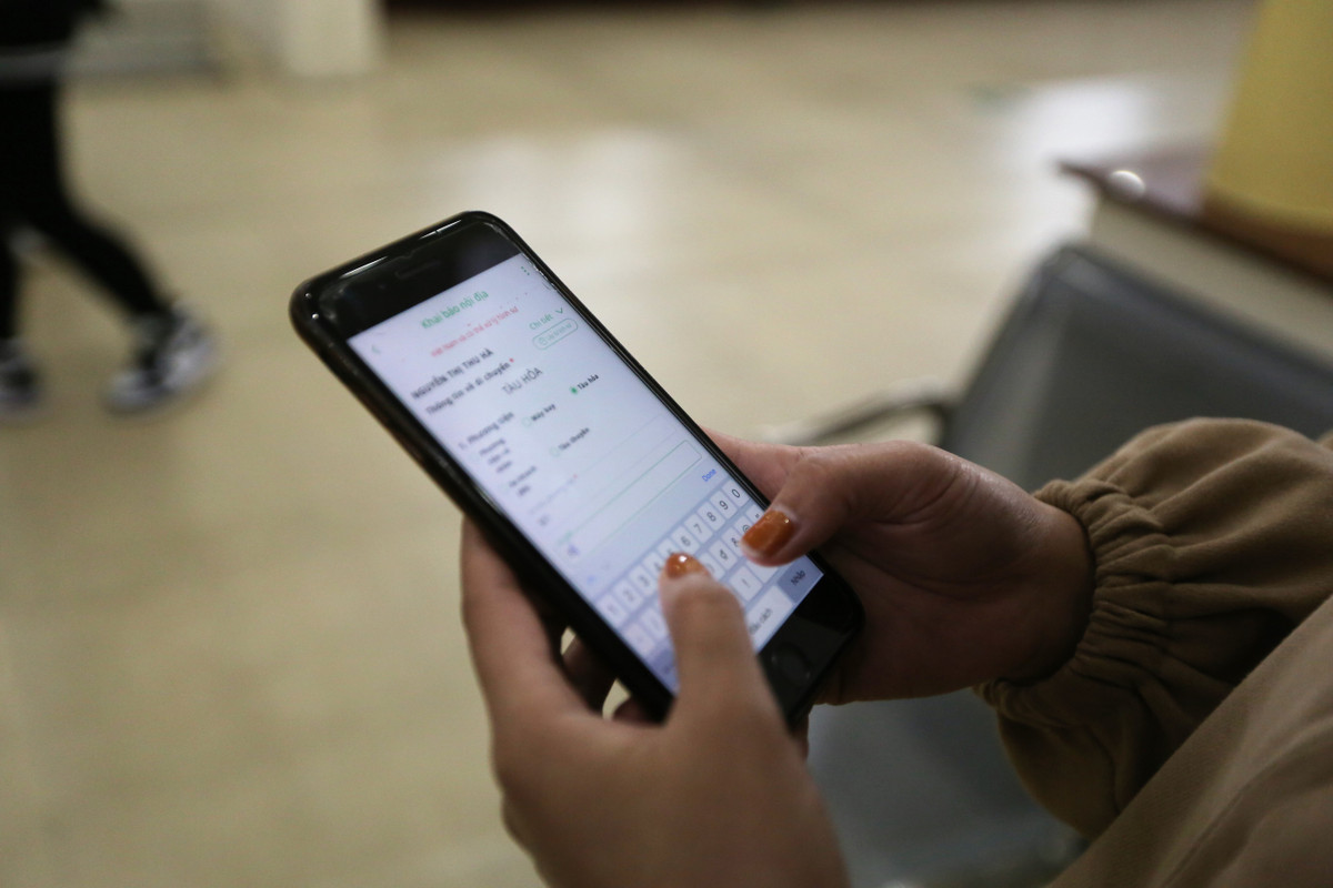 Trong khi mọi người đang quây quần bên gia đình để cùng đón chào năm mới, tại sân ga đêm 30 Tết vẫn có những người mới bắt đầu hành trình về quê, sum họp gia đình.