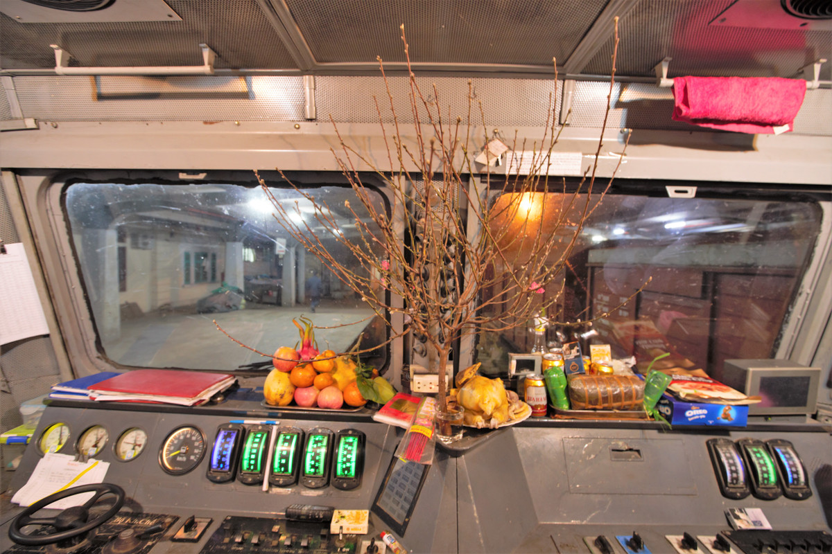 Trên buồng lái không khí Tết ngập tràn với đầy đủ mâm cúng thời khắc giao thừa giữa năm cũ và năm mới.