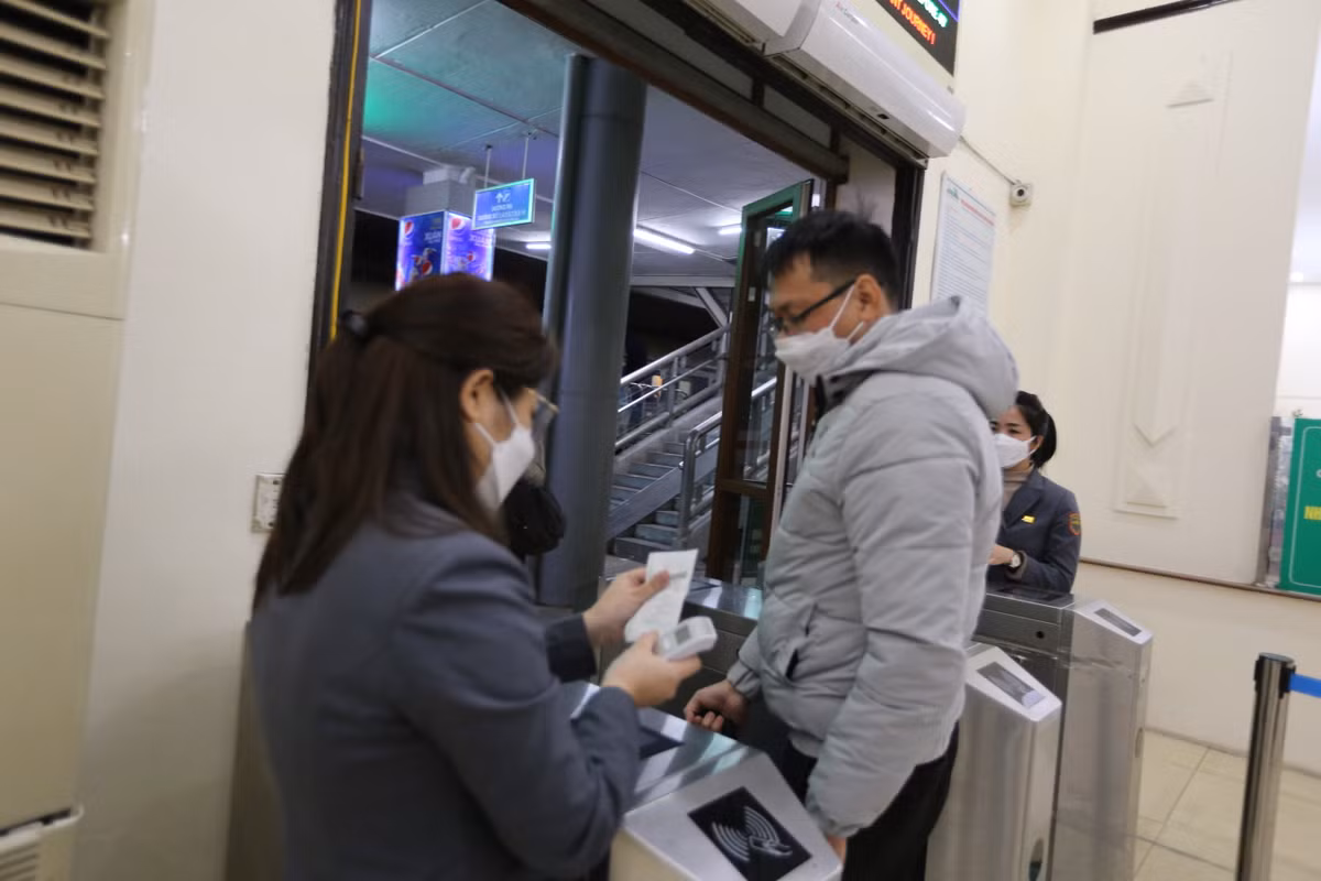 Trước khi lên tàu hành khách phải khai báo y tế, đo thân nhiệt. Đồng thời, nhân viên cũng nhắc nhở hành khách đeo khẩu trang trong suốt hành trình.