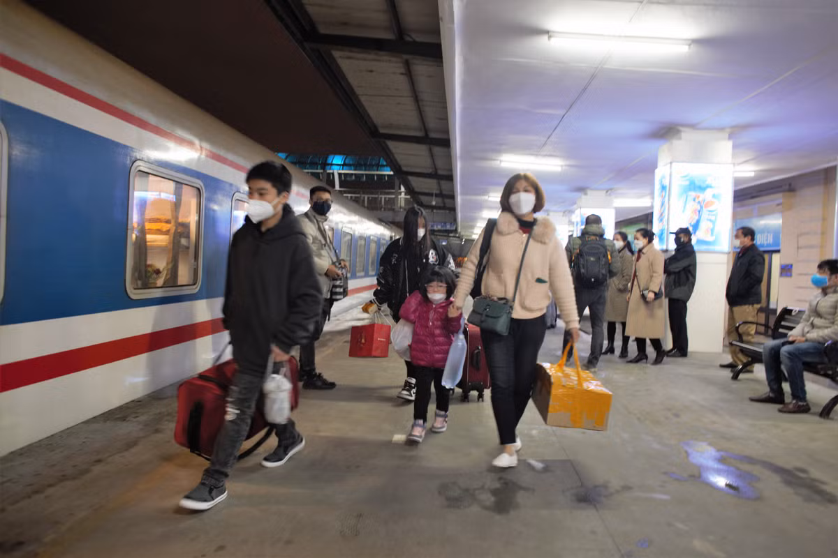 Một gia đình hối hả lên chuyến tàu SE1 khởi hành từ ga Hà Nội lúc 22h20.