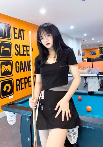 Ngoài ra, share link một bài viết nói về nghi vấn lộ clip nóng, Gấm Kami cảm thán: "Ngồi im cũng dính phốt".