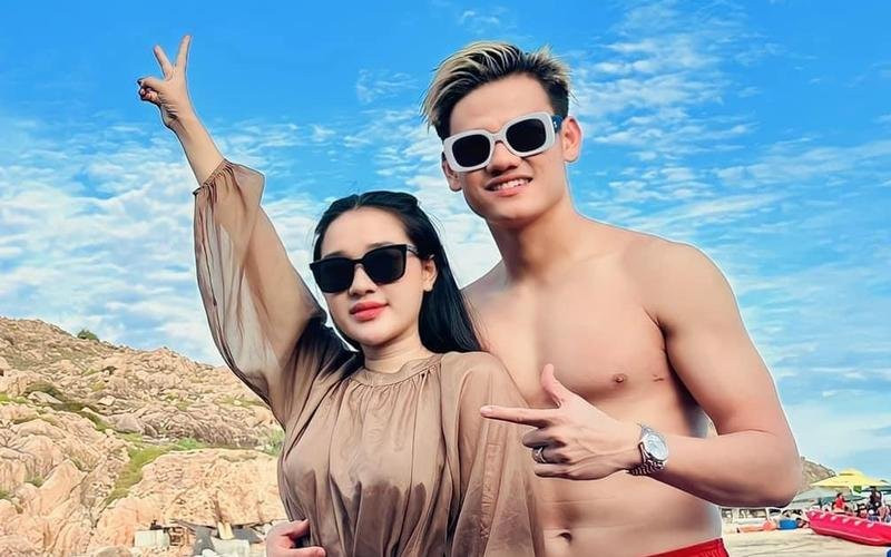 Thay vì việc lên mạng để lại những bài đang "lỗi miệng", Phạm Hiếu chăm chỉ khoe ảnh tập yoga và những hoạt động đời thường.