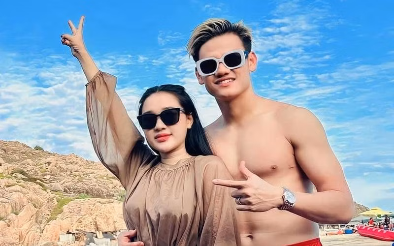 Thay vì việc lên mạng để lại những bài đang "lỗi miệng", Phạm Hiếu chăm chỉ khoe ảnh tập yoga và những hoạt động đời thường.