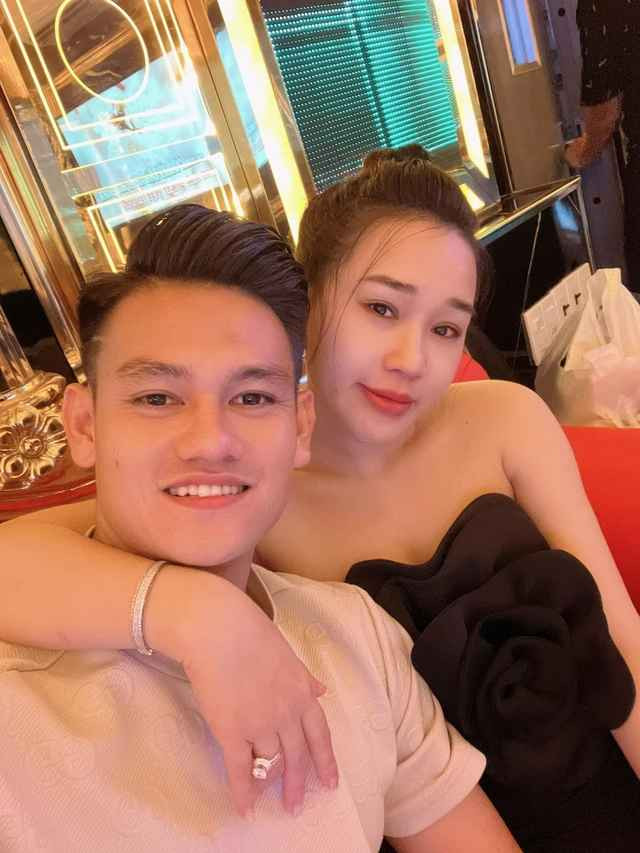 Sau đó Phạm Hiếu đã xóa các bài đăng liên quan và ít chia sẻ trên mạng xã hội hơn.