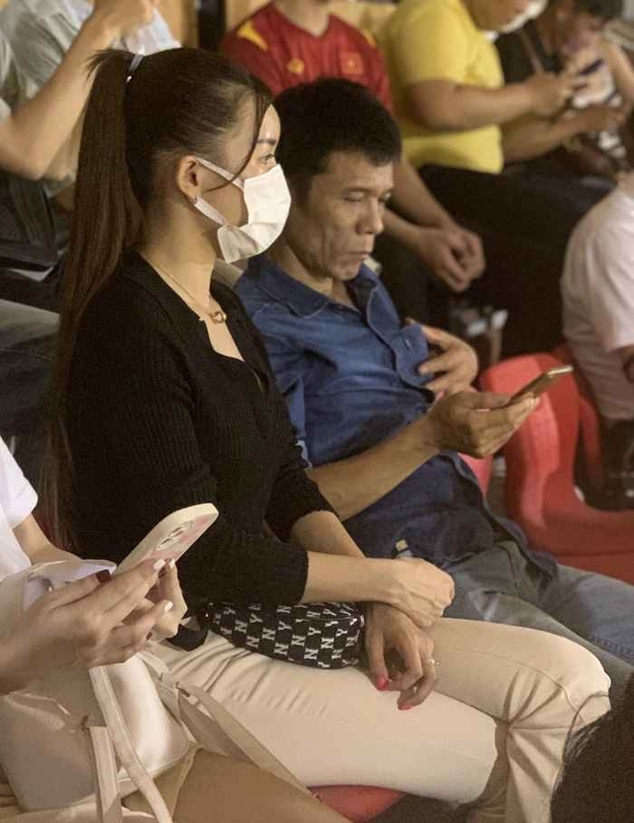 Tối 1/6, trận đấu giao hữu giữa đội tuyển Việt Nam và Afghanistan thu hút được sự chú ý đặc biệt. Ngoài các cầu thủ trên sân thì ở khán đài, dàn WAGs Việt cũng chiếm sóng. Nổi bật nhất trong đó phải kể đến Yến Xuân, bạn gái của thủ môn Đặng Văn Lâm.