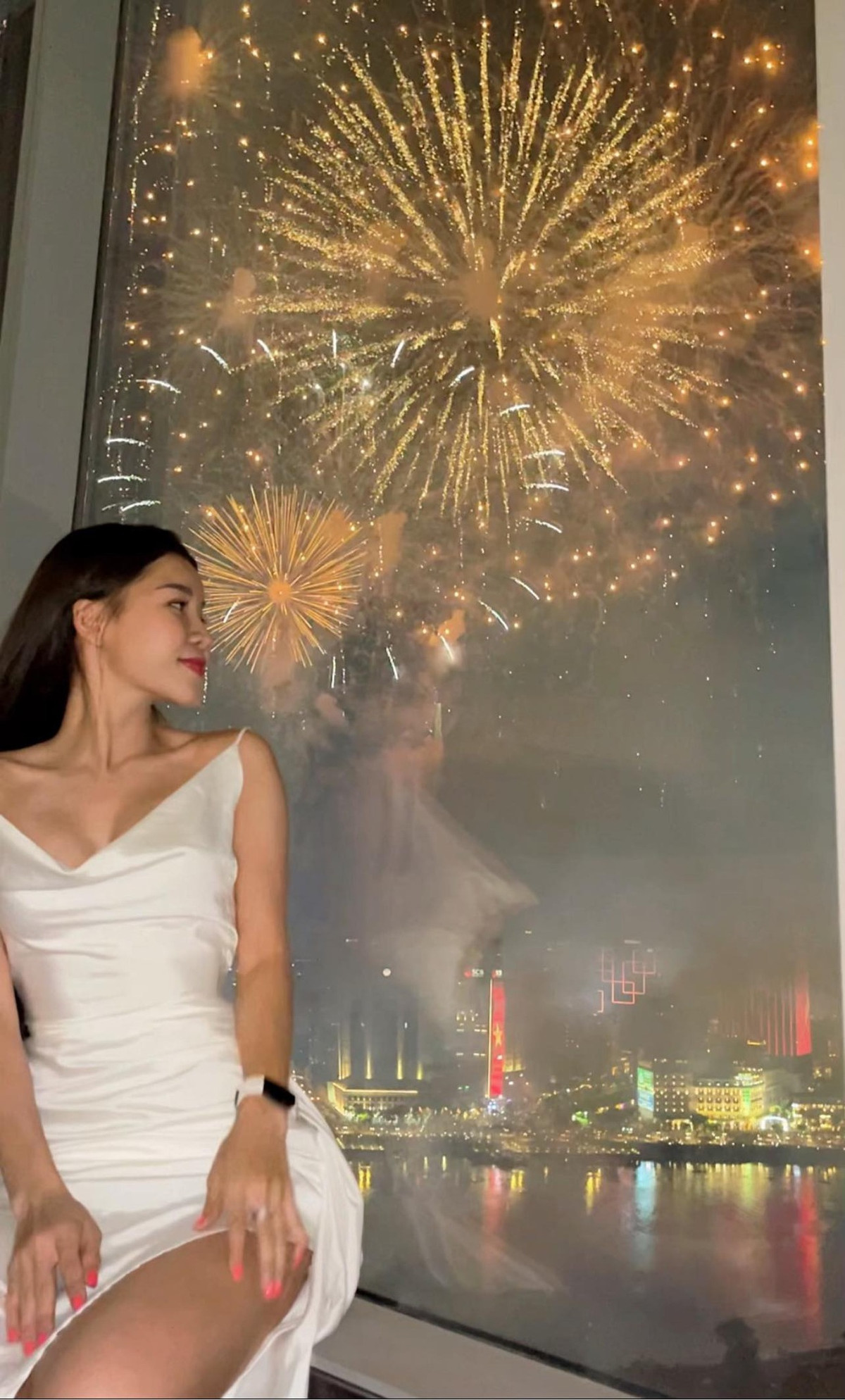 Với sự ủng hộ của bạn gái trên khán đài, trong suốt trận đấu Đặng Văn Lâm thi đấu rất hưng phấn, giữ sạch lưới nhà với các pha đẩy bóng "đỉnh của chóp".