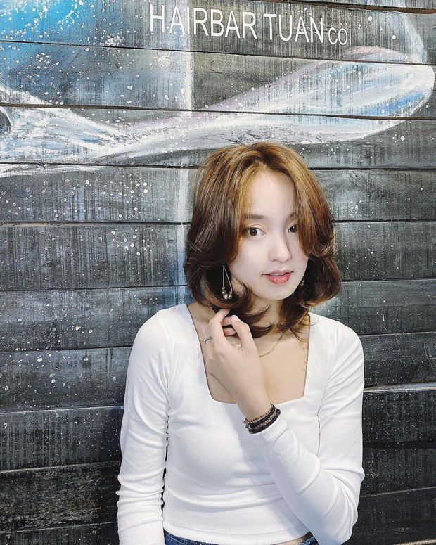 Hot girl Mi Vân (tên thật là Nguyễn Mi Vân, SN 1988) là một trong những hotgirl đời đầu đình đám cùng thời với Thủy Top, Hoàng Thùy Linh, Vân Navy… Sau cuộc hôn nhân đầu tiên đổ vỡ, cô nàng dần trở nên kín tiếng hơn và rút khỏi showbiz.