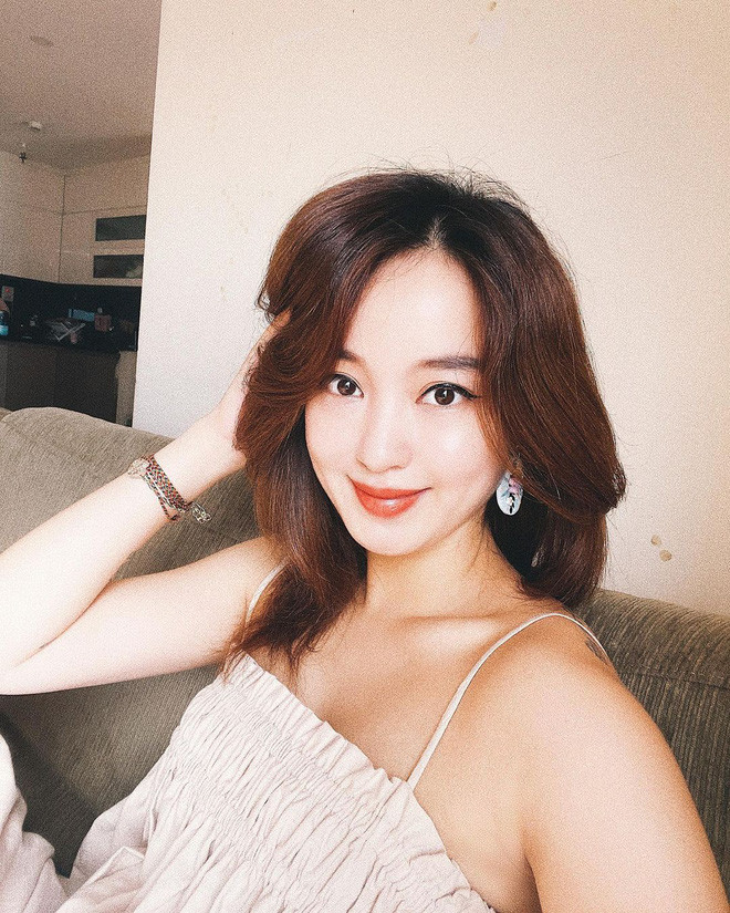 "Chị cả" của dàn hot girl Việt từng khuấy đảo khắp các mặt báo dành cho teen với nhan sắc xinh xắn, dễ thương mà nói theo kiểu Gen Z là "hết nước chấm".