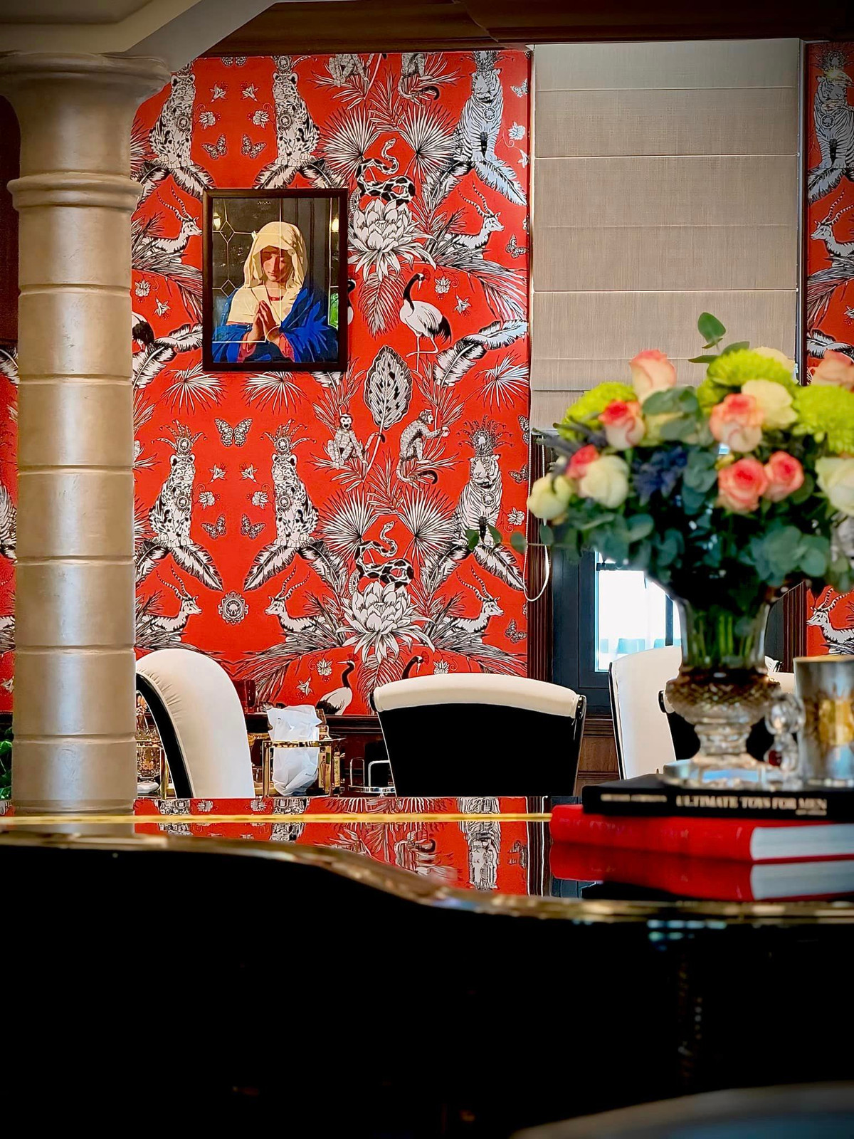 Dù Băng đi xe hơi mắc tiền nha nhưng phải điều tra lý lịch hết mới cho vào. Shipper vô giao hàng là bảo vệ đi theo tận nơi chứ không lơ tơ mơ được đâu. Rất nghiêm ngặt luôn”. Đoàn Di Băng cho biết thêm.