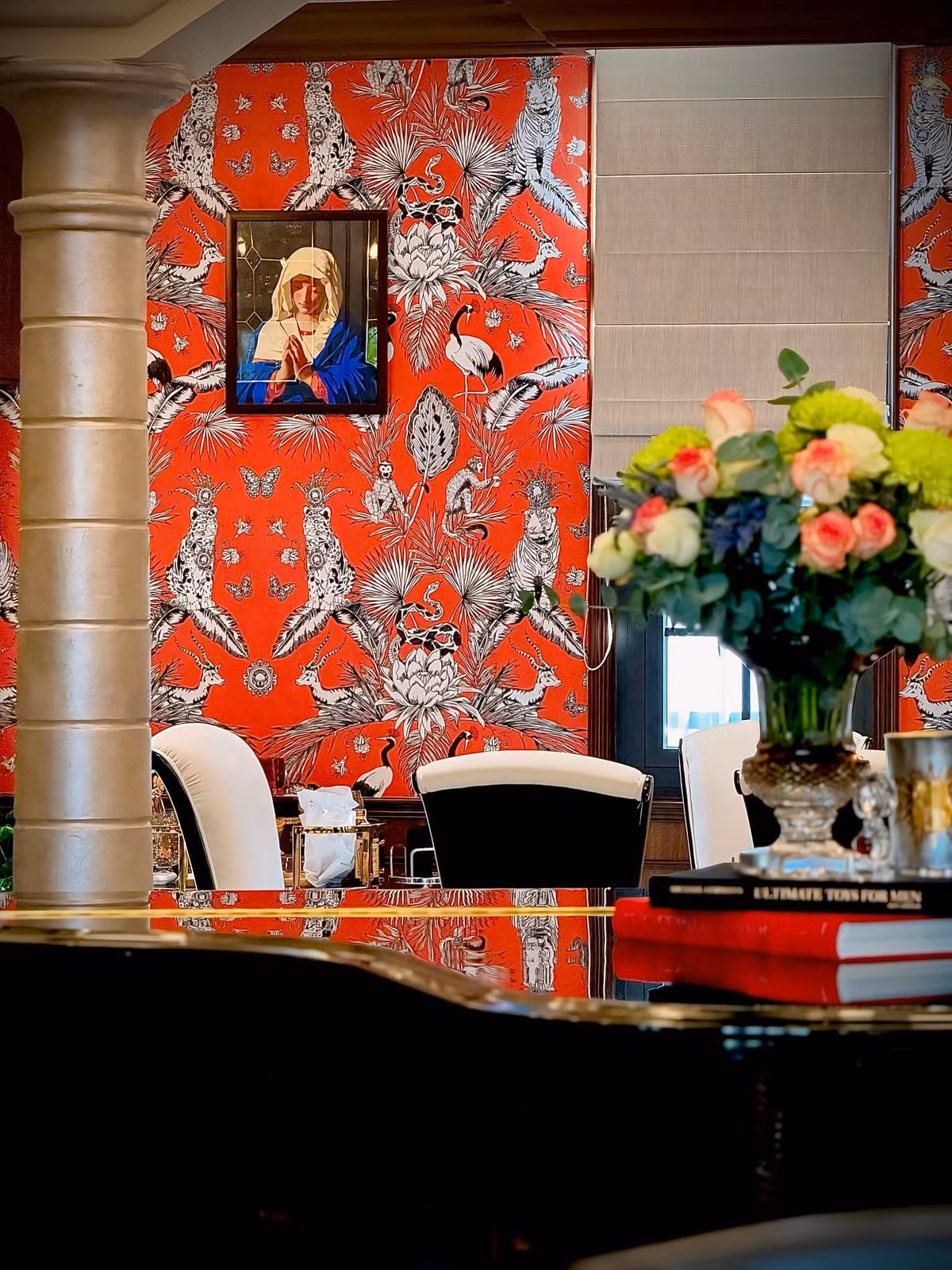 Dù Băng đi xe hơi mắc tiền nha nhưng phải điều tra lý lịch hết mới cho vào. Shipper vô giao hàng là bảo vệ đi theo tận nơi chứ không lơ tơ mơ được đâu. Rất nghiêm ngặt luôn”. Đoàn Di Băng cho biết thêm.