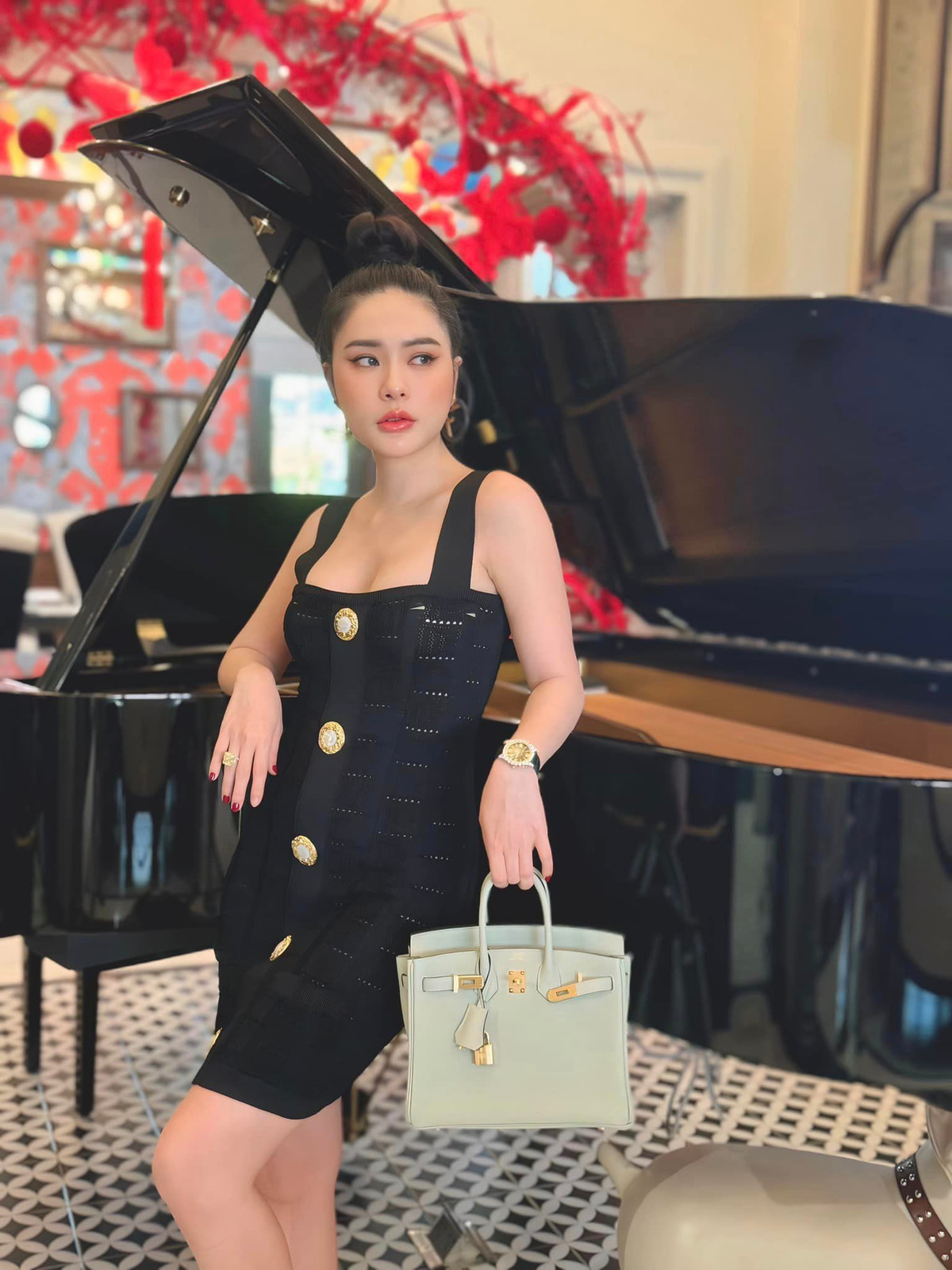 Vợ chồng Đoàn Di Băng nổi tiếng với việc chịu chi sắm sửa cho gia đình và xe cộ.