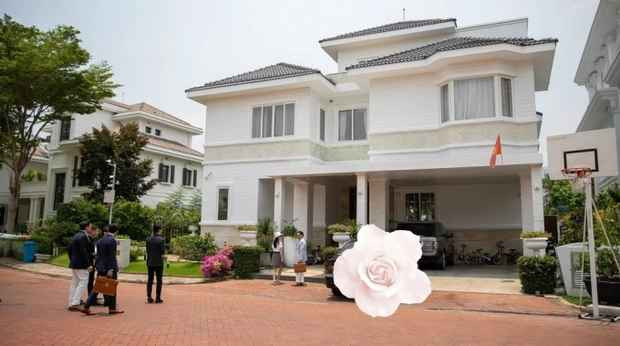 Đoàn Di Băng cho biết, khu vực này gây ấn tượng cho cô từ việc bảo vệ, những người phụ trách an ninh ở đây cao to lực lưỡng như vệ sĩ, cực ngầu. Chuyện ra vô khu nhà này cũng rất khó khăn: