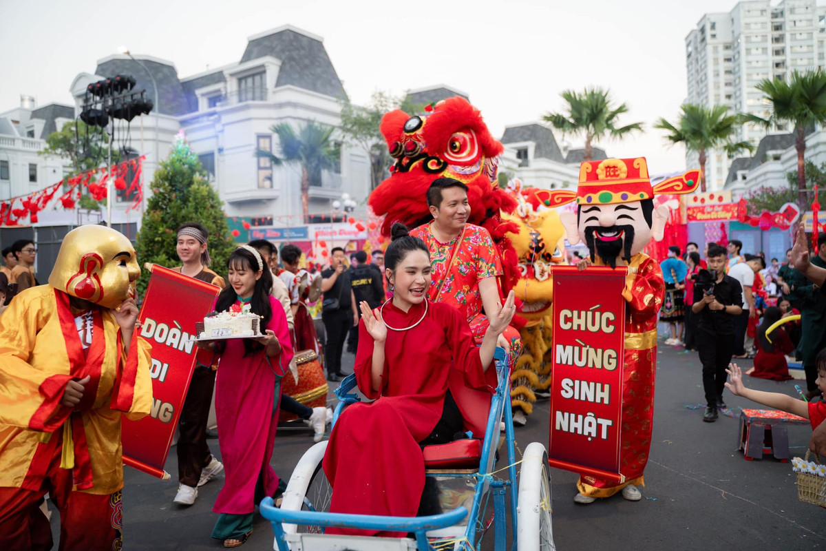 Vợ chồng Đoàn Di Băng từng tổ chức nhiều hoạt động trong khuôn viên gia đình như chợ quê Tết, Trung Thu...