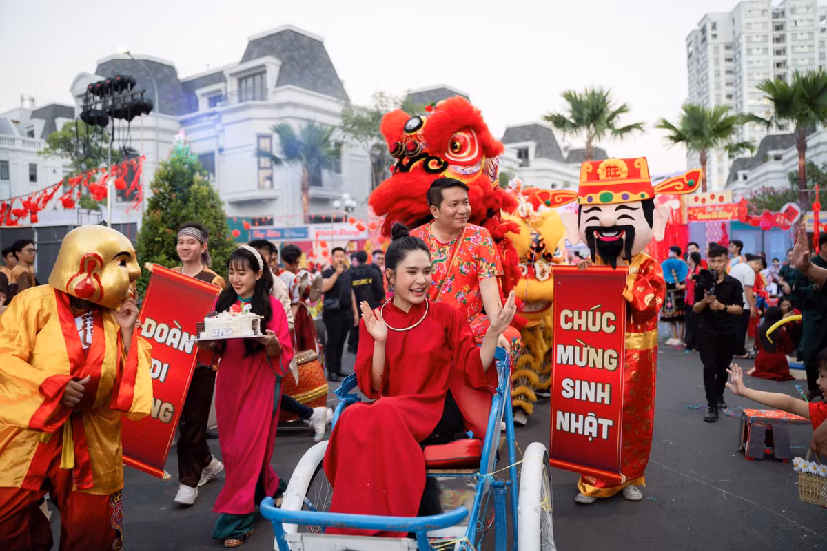 Vợ chồng Đoàn Di Băng từng tổ chức nhiều hoạt động trong khuôn viên gia đình như chợ quê Tết, Trung Thu...