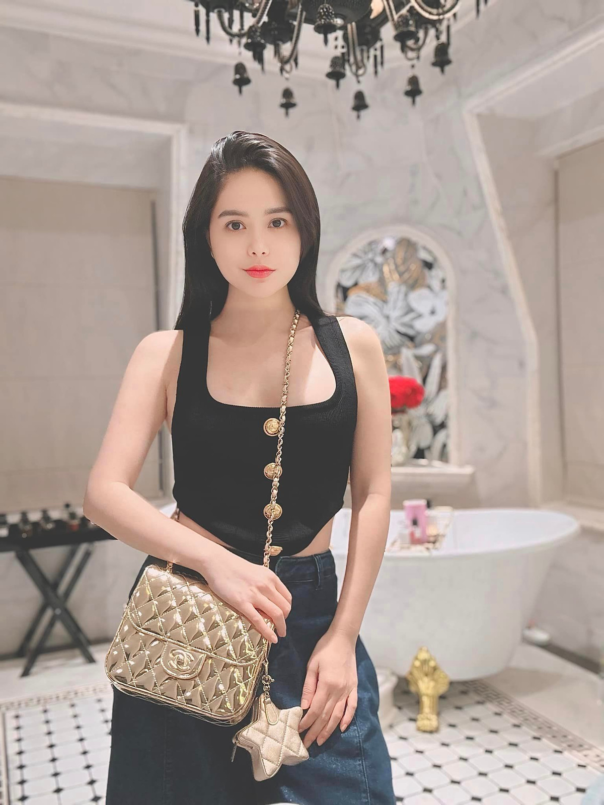 Chưa hết, Đoàn Di Băng còn rút ra một nhận xét hài hước nhưng cũng không kém phần thực tế: “Nhà trong đó toàn vài trăm tỷ nhưng 100% là nhà không cổng!”. Bởi lẽ an ninh ở đây được bảo đảm tối đa nên mỗi nhà trong đó không cần phải xây cổng hay tường bao riêng nữa.