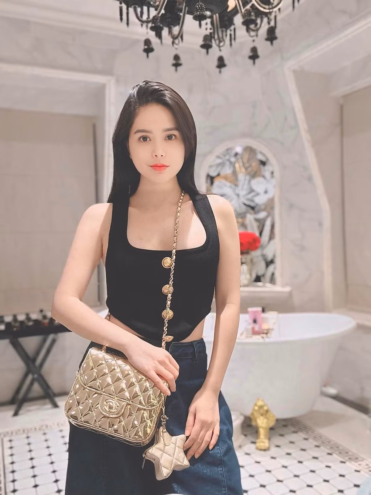 Chưa hết, Đoàn Di Băng còn rút ra một nhận xét hài hước nhưng cũng không kém phần thực tế: “Nhà trong đó toàn vài trăm tỷ nhưng 100% là nhà không cổng!”. Bởi lẽ an ninh ở đây được bảo đảm tối đa nên mỗi nhà trong đó không cần phải xây cổng hay tường bao riêng nữa.