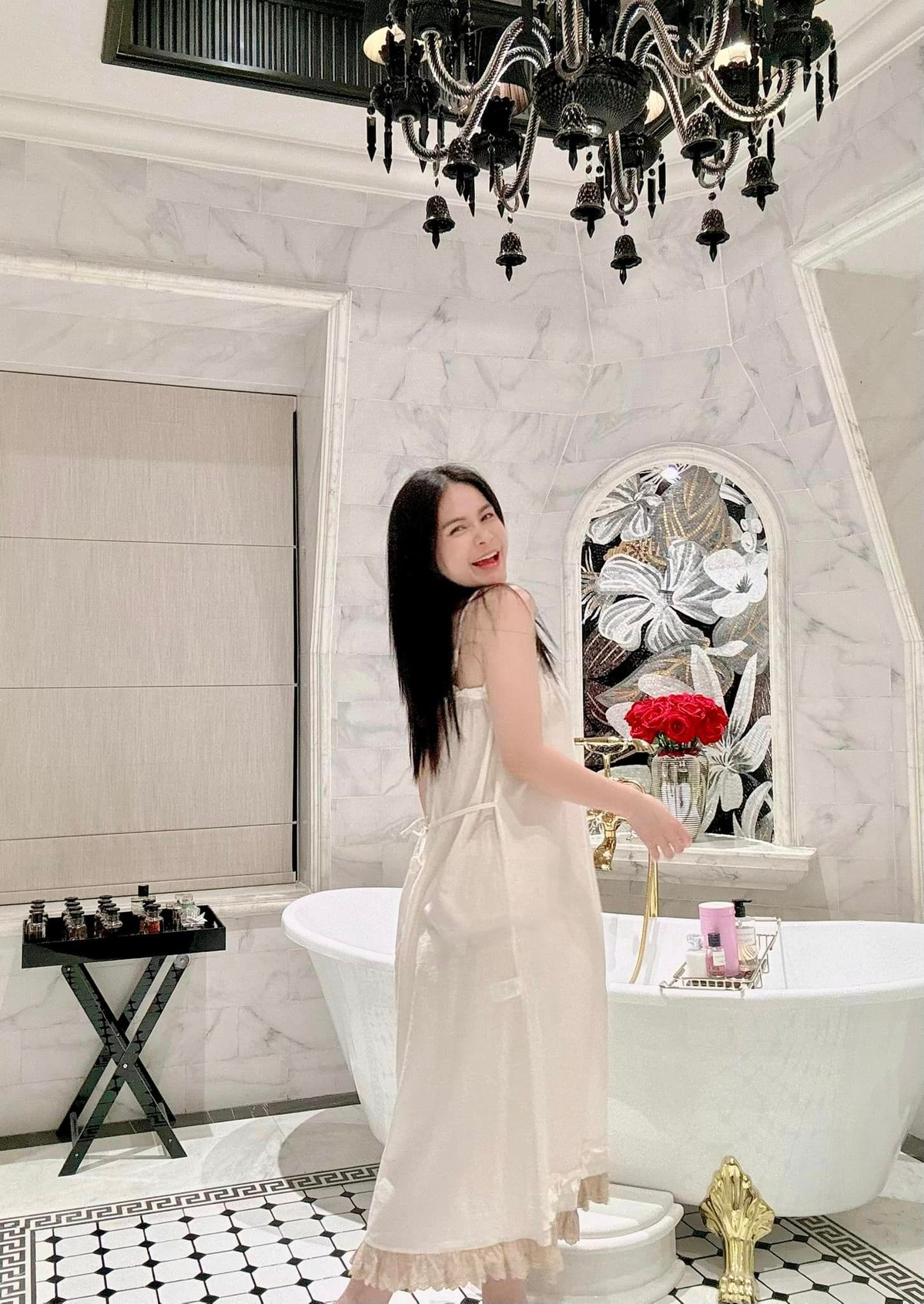 Ngoài ra khi vào khu nhà này, nữ đại gia cũng thấy vợ chồng mình "nghèo nhất khu" vì hàng xóm đều là những người siêu giàu, ''toàn thứ dữ''.