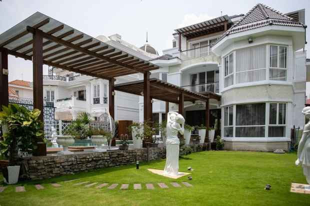 Nữ đại gia quận 7 cho biết: “Băng từng mua nhà ở đây rồi, rất khó luôn. Mình chưa quen mặt, bảo vệ phải gọi đầu này đầu kia để xác nhận đúng người mới cho vô...