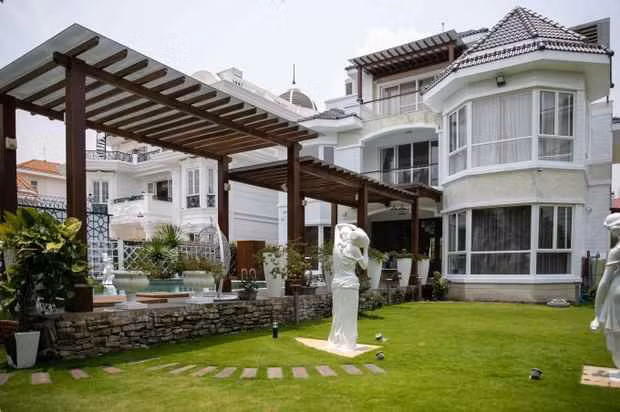 Nữ đại gia quận 7 cho biết: “Băng từng mua nhà ở đây rồi, rất khó luôn. Mình chưa quen mặt, bảo vệ phải gọi đầu này đầu kia để xác nhận đúng người mới cho vô...