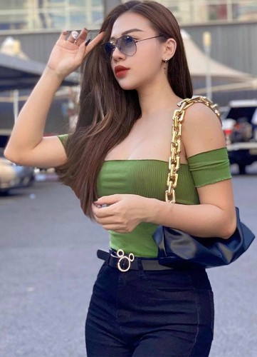 Đôi khi, cô cũng diện các thiết kế đầm và được khen quyến rũ theo cách riêng dù nhiều người cho rằng những cô nàng “đô con” không phù hợp với kiểu đồ này.