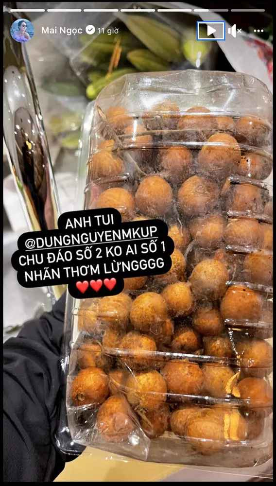 Hết giờ lên sóng, Mai Ngọc được tẩm bổ bằng chút hoa quả. Đây là món quà mà những người bạn thân, chuyên gia trang điểm đã chuẩn bị cho cô nàng.