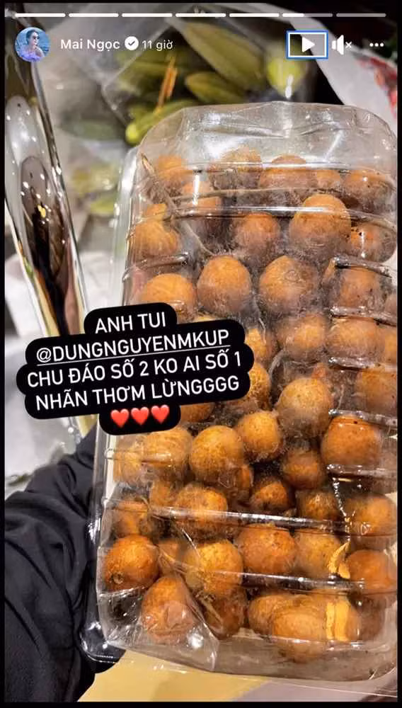 Hết giờ lên sóng, Mai Ngọc được tẩm bổ bằng chút hoa quả. Đây là món quà mà những người bạn thân, chuyên gia trang điểm đã chuẩn bị cho cô nàng.