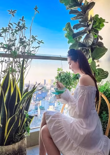 Mai Ngọc từng là cựu hotgirl - người mẫu nổi tiếng đời đầu cùng thời với Mi Vân, Tâm Tít, Ngọc Anh. Nữ MC bắt đầu lên sóng đài TW từ năm 4 đại học và gắn bó với đài đã 10 năm, năm 2016, cô vinh dự nhận giải MC xinh đẹp nhất VTV.