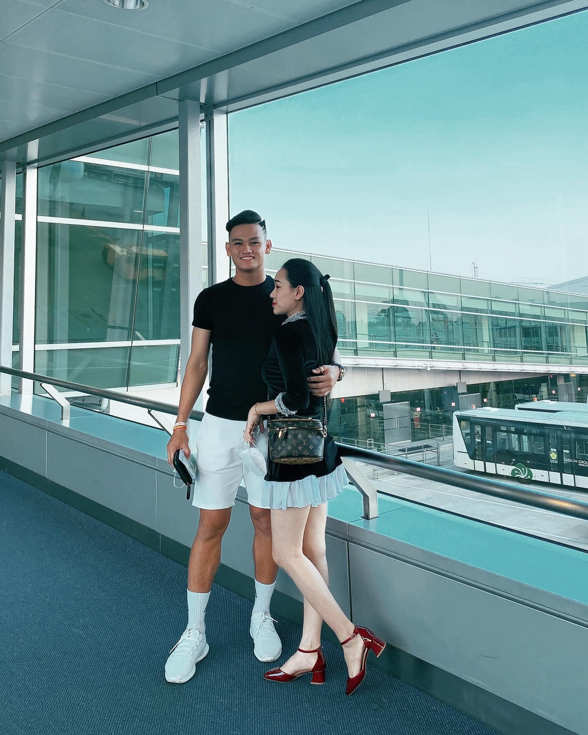 Tấn Tài rất ít khi đăng ảnh cùng bạn gái nhưng gần đây, chàng tuyển thủ U22 Việt Nam dẫn người yêu đi ăn tối cùng Công Phượng và vợ chưa cưới ở quán bánh tráng thịt heo của tiền vệ Trần Hữu Đông Triều.