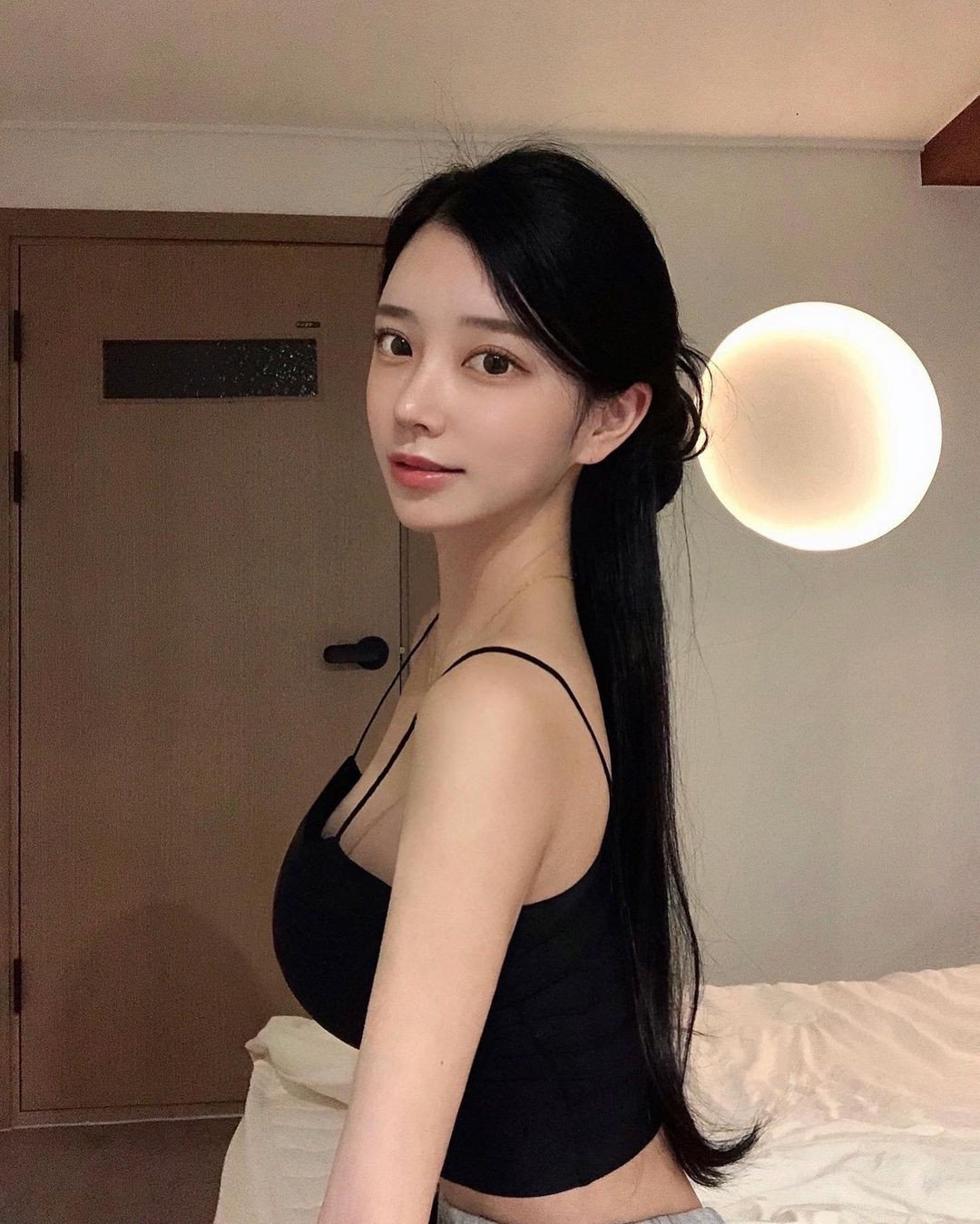 "Vóc dáng này có thực trên đời không vậy", "Cơ thể bạn này có qua chỉnh sửa không mà đẹp thế", "Nóng bỏng quá",... là những bình luận dưới bài đăng của Jin Ye Young.