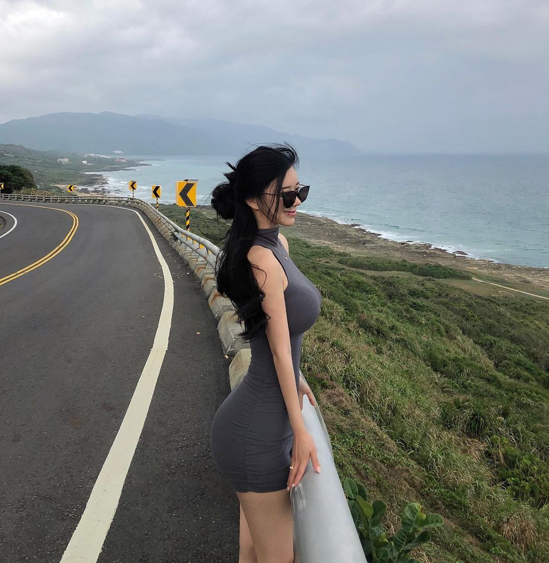 Mới đây trên trang Instagram cá nhân, Jin Ye Young gây chú ý khi đăng tải hình ảnh mặc váy bodycon, tạo dáng bên lề đường trong chuyến du lịch đến Trung Quốc.