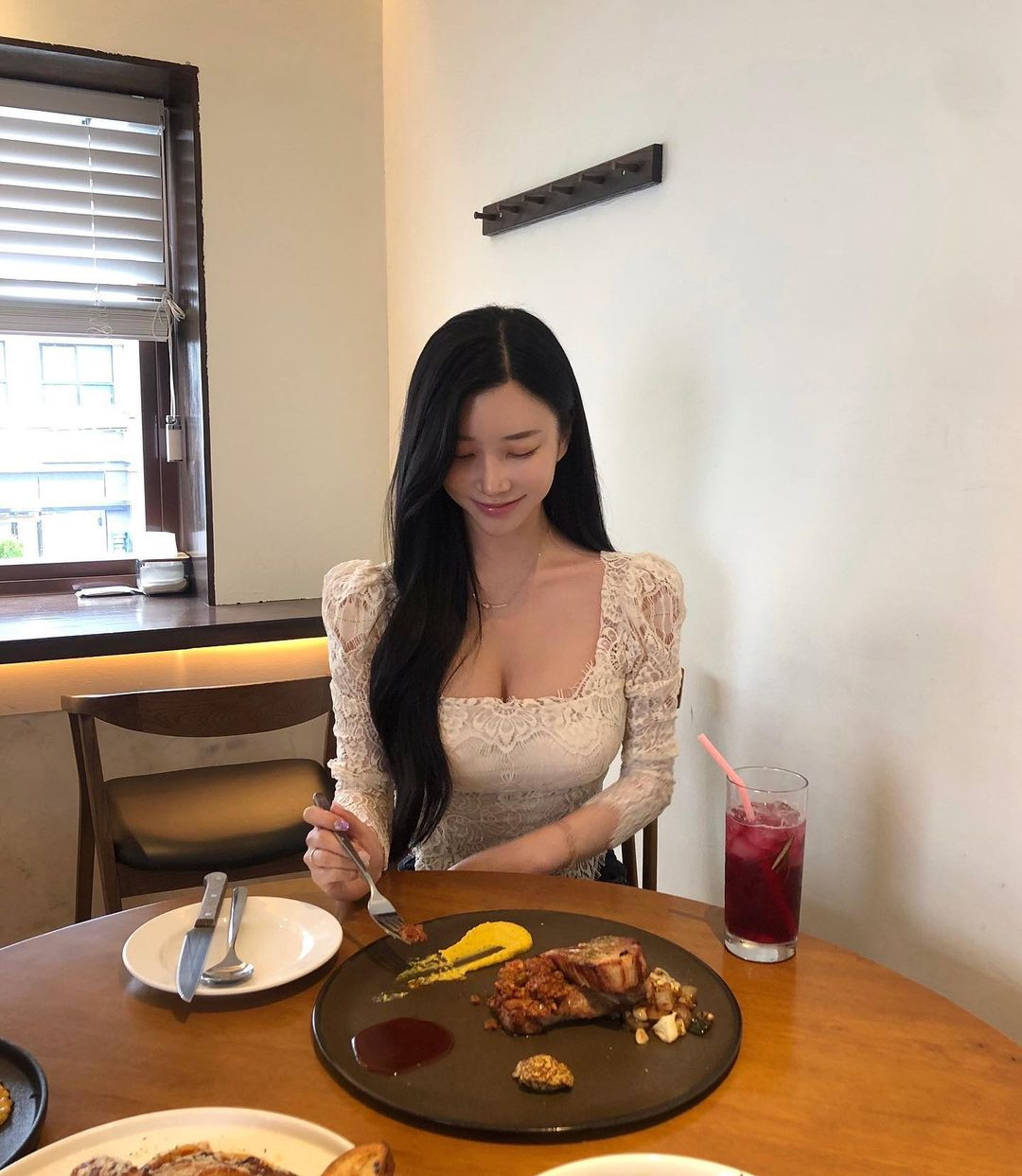 Trên trang Facebook cá nhân, Jin Ye Young cũng thường xuyên đăng tải hình ảnh khoe vóc dáng. Những mẫu bikini, váy body ôm sát cơ thể luôn là sự lựa chọn hàng đầu của người đẹp này giúp cô khoe được tỷ lệ cơ thể trong mơ.