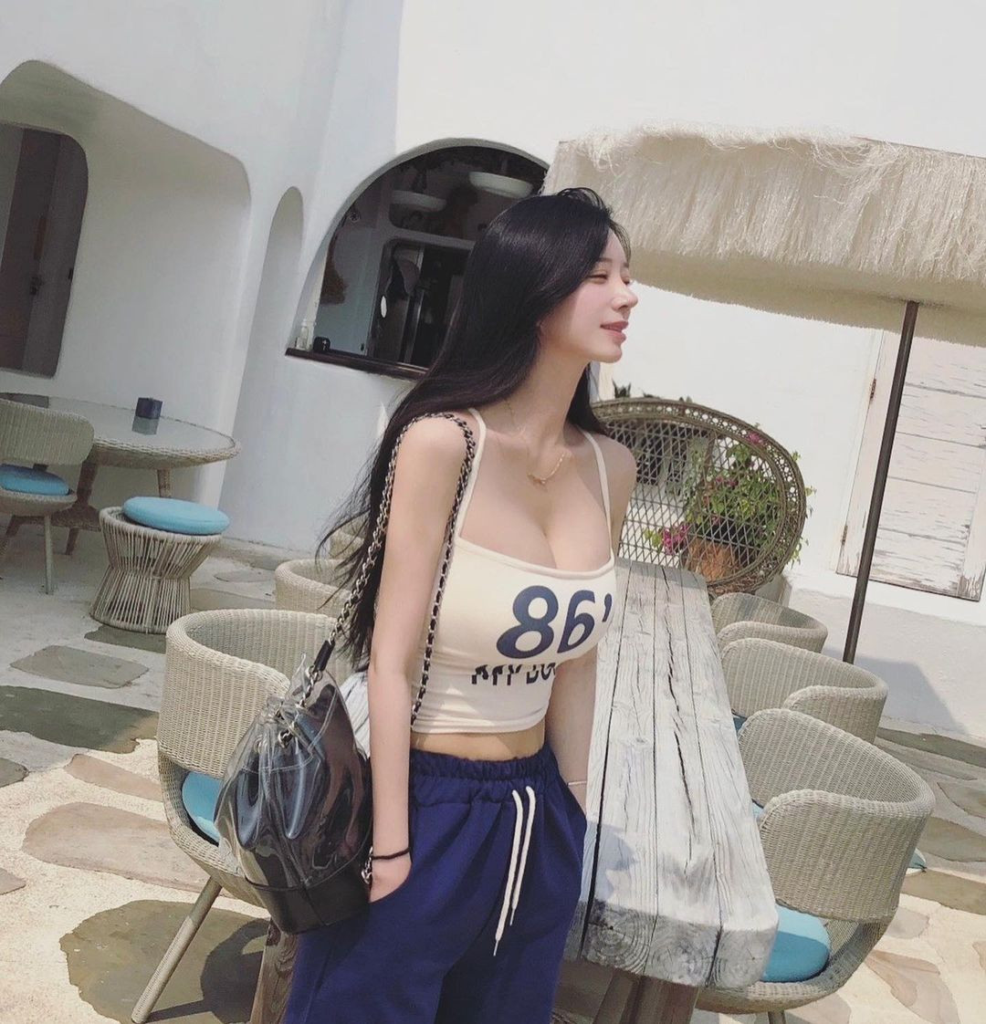 Nhiều người hâm mộ còn bình luận cho rằng Ye Young có vẻ đẹp như photoshop với vòng eo con kiến, hông rộng và cặp chân thon dài.