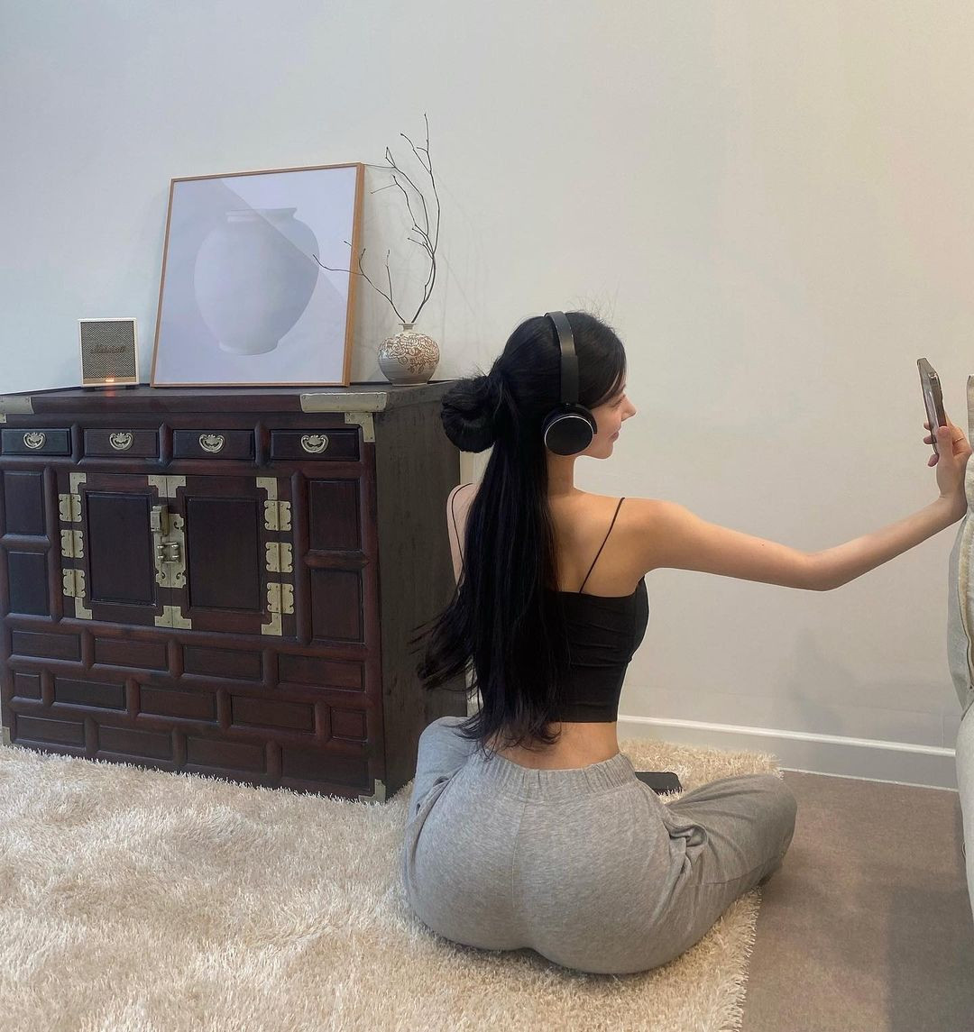 Đường cong hình chữ S nóng bỏng, với eo thon, vòng 1 và vòng 3 nảy nở của người mẫu xứ Kim Chi thu hút sự chú ý của người đi đường.