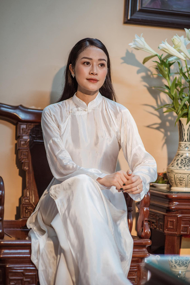 Nhìn thì tưởng đơn giản nhưng chiếc áo dài trắng mà Phí Linh diện trong lễ ăn hỏi lại mang đến cảm nhận về những ngày xưa ấy.