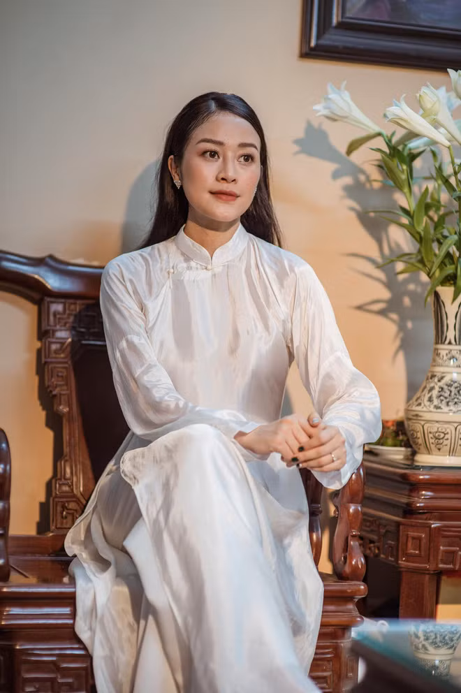 Nhìn thì tưởng đơn giản nhưng chiếc áo dài trắng mà Phí Linh diện trong lễ ăn hỏi lại mang đến cảm nhận về những ngày xưa ấy.