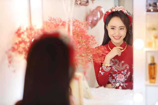 Chiếc áo dài ăn hỏi của nữ MC Xuân Anh được thêu hoa nổi và điểm nhấn là chi tiết phía trước ngực khá kì công.