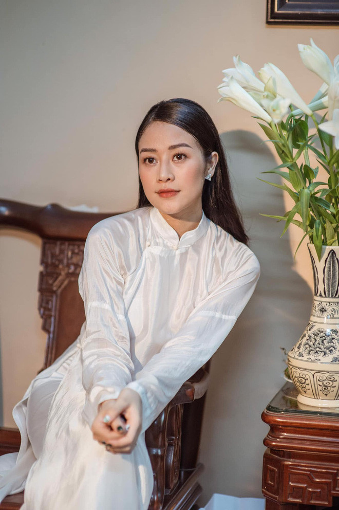 MC Phí Linh nền nã, dịu dàng trong mẫu áo dài di sản đã được phục dựng lại.