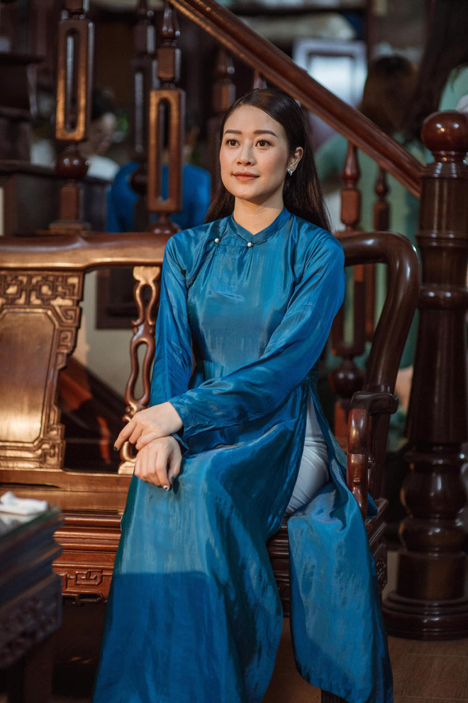 Hai bộ áo dài này đều được lấy cảm hứng từ áo dài Hà Nội những năm 30, liền vai, trên nền lụa trơn Hà Đông được nữ MC của các chương trình giải trí của VTV lựa chọn trong lễ ăn hỏi của mình.
