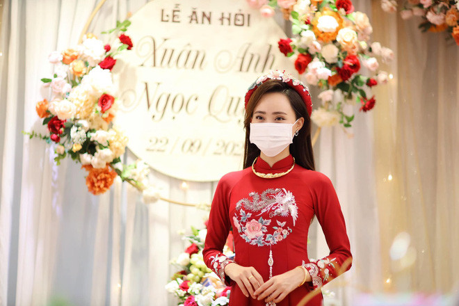 MC Xuân Anh - người dẫn quen thuộc trong các bản tin Thời tiết vừa bí mật làm lễ ăn hỏi vào ngày 22/9 vừa qua.