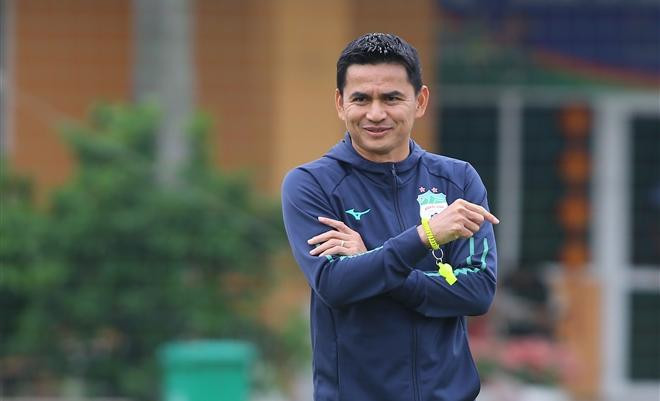 Ngoài ra, HLV Kiatisuk cũng thích sử dụng sơ đồ chiến thuật 3 trung vệ như HLV Park. Hợp đồng giữa Zico Thái Lan và HAGL cũng sắp hết hạn