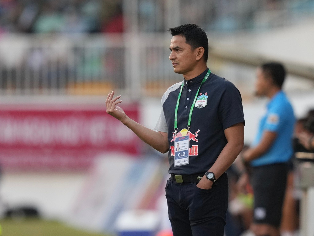 HLV Kiatisuk Senamuang cũng là một cái tên đáng được nhắc đến. Ông quá am hiểu bóng đá Việt Nam khi từng thi đấu và làm HLV ở V.League trong màu áo HAGL.